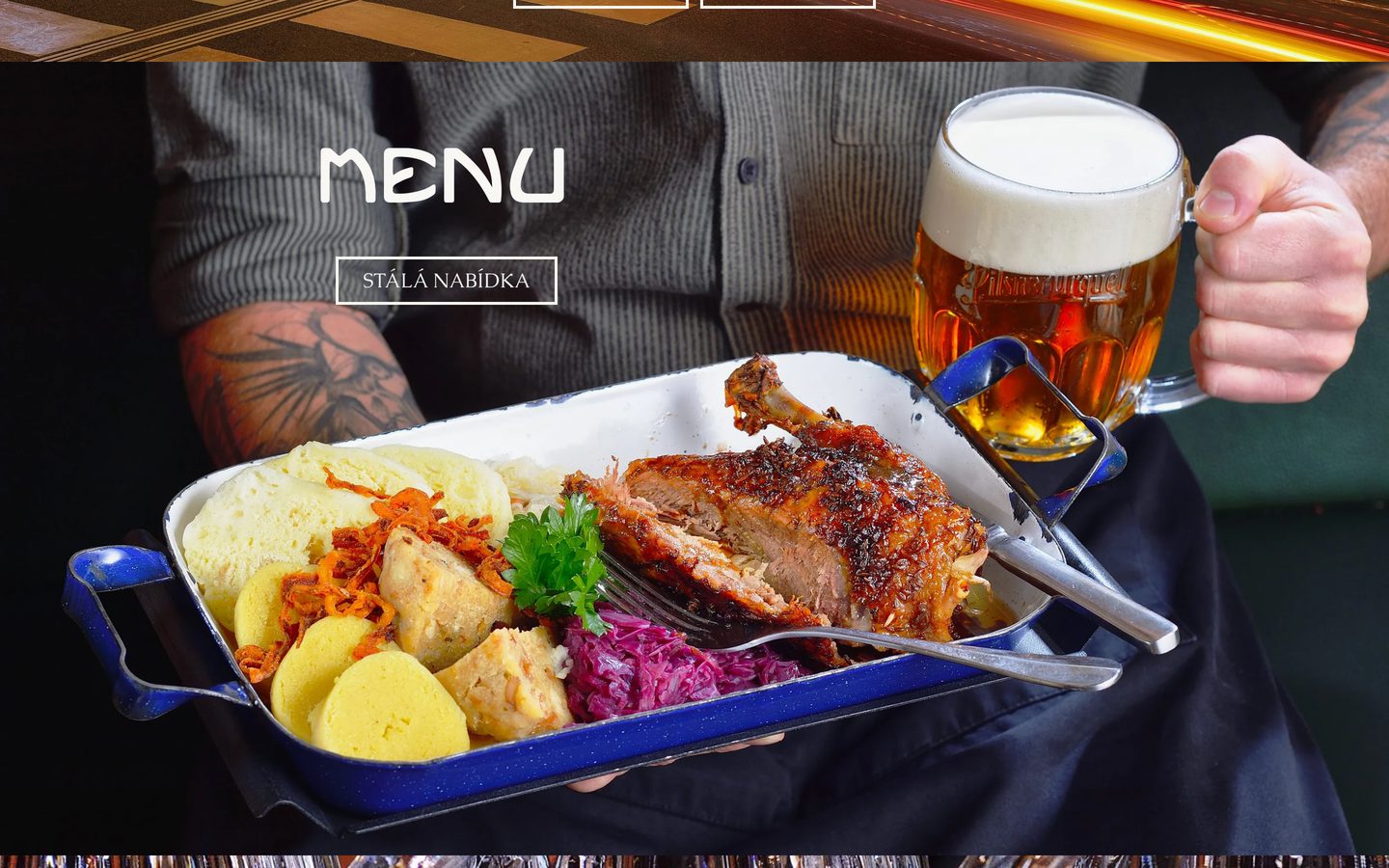 Sekce Menu na webu Demínky: pečené maso s knedlíky a červeným zelím na plechu a půllitr piva v ruce.