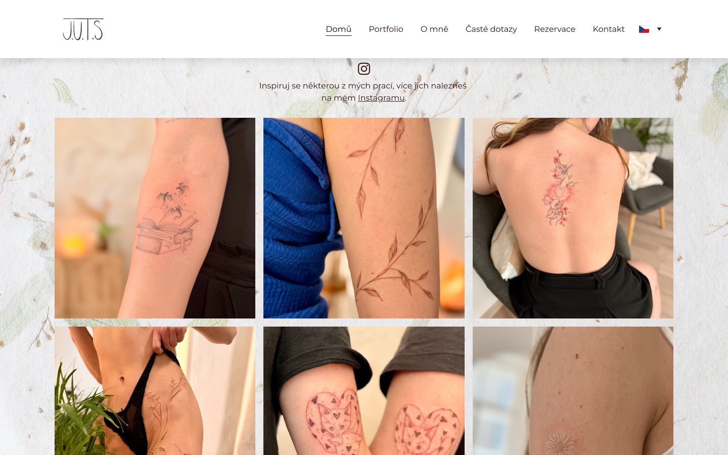 Portfolio na webu Joy Under The Skin: mřížka fotek jemných tetování na pozadí s rostlinným vzorem.