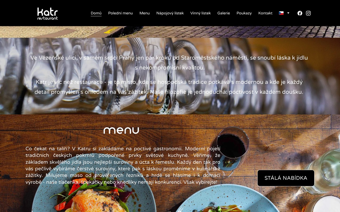 Sekce o restauraci a menu na webu Katr: text přes fotky sklenic a jídla na dřevěném stole.