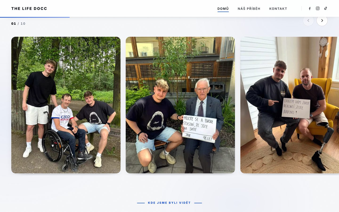 Fotogalerie na webu The Life Docc: tři snímky mladého muže s dalšími lidmi, dva z nich drží ručně psaný vzkaz.