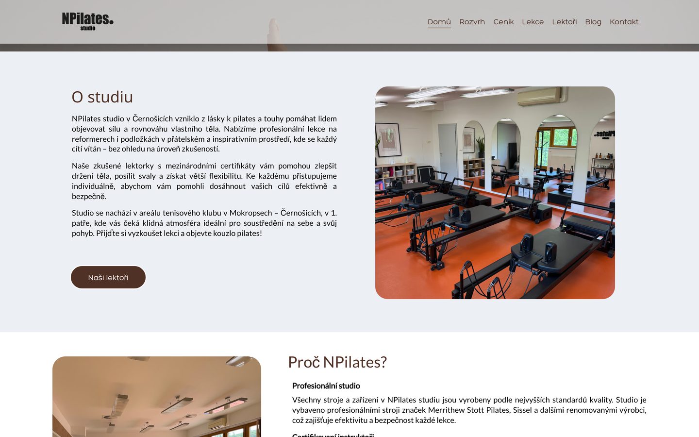 Sekce O studiu na webu NPilates: fotka sálu s pilatesovými reformery vedle textu o studiu.